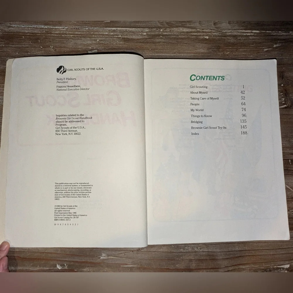 1986 Brownie Girl Scout Handbook - Picture 4 of 9